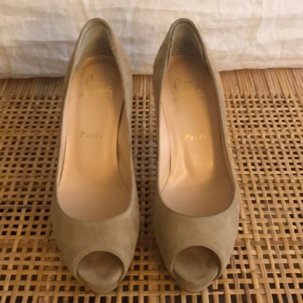 Christian Louboutin nude peep toe pumps. Sz 5.5
